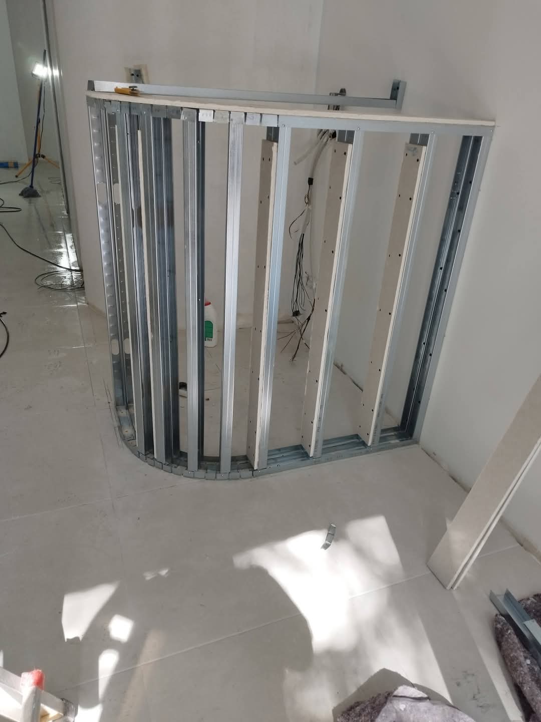 Police i šankovi - Dr.Gyps profesionalni gipsarski radovi u Raškoj i na Kopaoniku